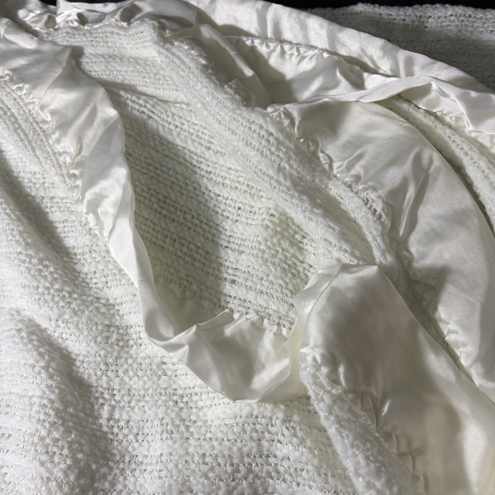 Vtg White Satin Trim Acrylic Waffle Weave Blanket 76x82" - Picture 5 of 8